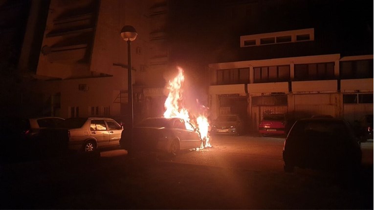 VIDEO Tijekom noći u Imotskom izgorio Mercedes